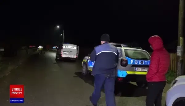 Panică într-un sat din Vaslui. Un bărbat bolnav psihic a sfârșit împușcat, după ce aproape și-a omorât părinții cu un topor