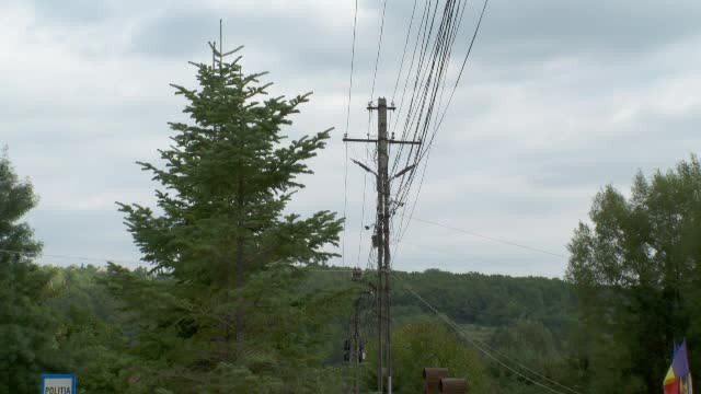 Peste 2.200 de abonați din 11 localităţi din Vaslui, fără curent electric în urma furtunilor