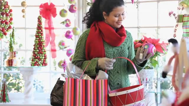 Românii iubesc Crăciunul, dar vor cumpăra mai puțin sau mai ieftin în acest an. Ce produse și cadouri au pe listă