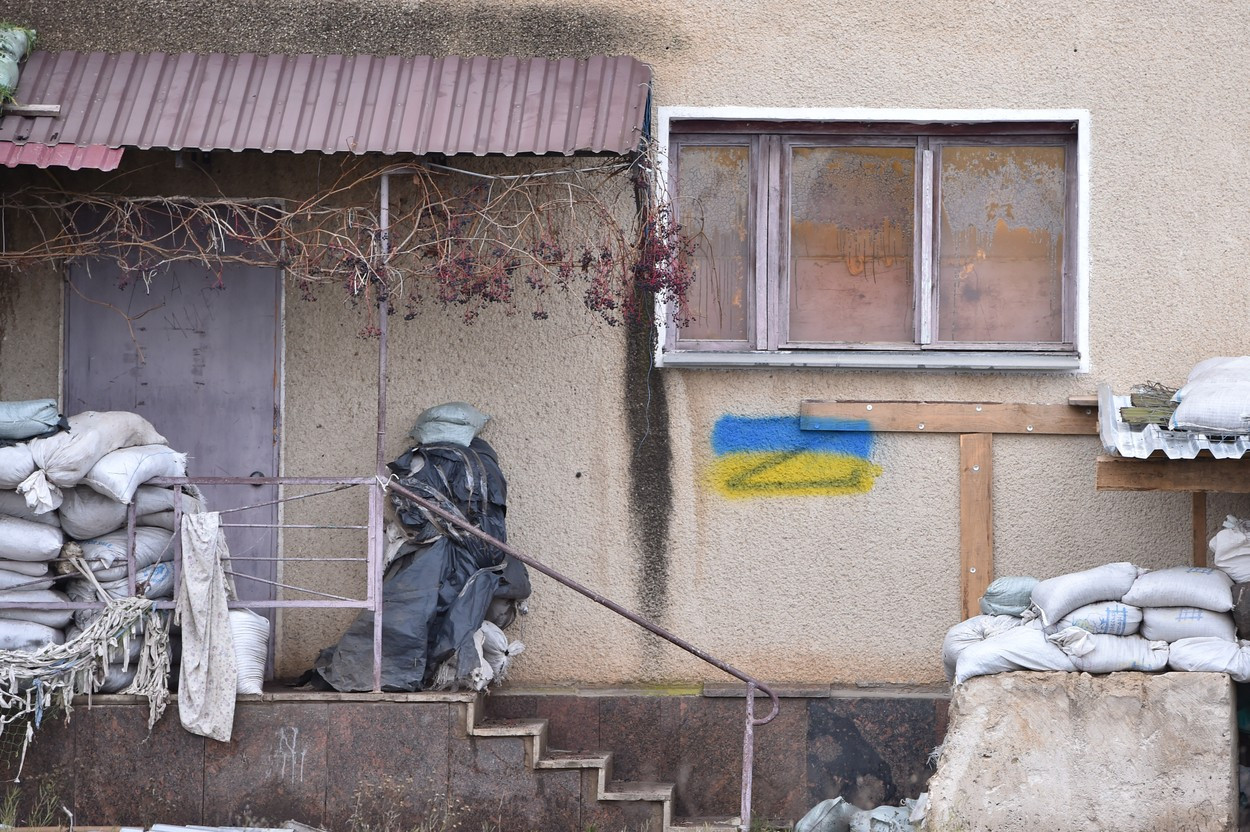 O groapă comună, cu şase cadavre, în Herson. Trei aveau mâinile legate la spate şi două erau cu găuri de glonţ în ceafă