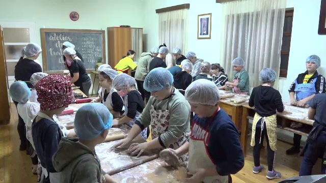 Motivul nobil pentru care voluntari ai comunității săsești din Alba produc turtă dulce. Unde vor ajunge banii câștigați