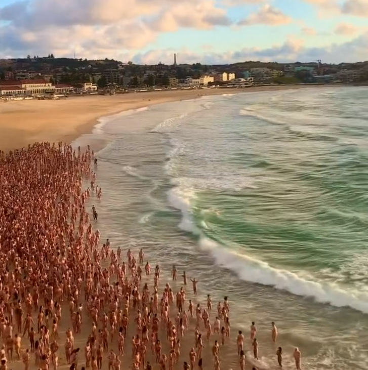 Protestatari nud în Australia. Mii de persoane au pozat în pielea goală pe o plajă cunoscută din Sydney | VIDEO