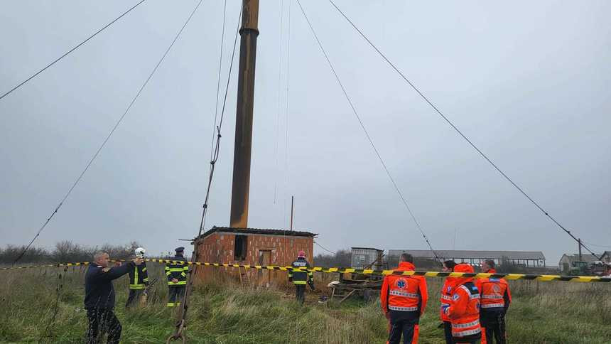 La un pas de tragedie. Doi munictori s-au intoxicat cu vapori de diluant în timp ce curăţau un turn de apă