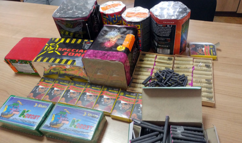 Un elev din Baia Mare a comandat 15 kilograme de petarde pe adresa școlii la care învăța. Ce a urmat