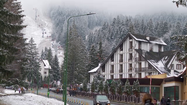 Turiștii care au dat o fugă până la munte s-au bucurat de zăpadă și de prețuri de extrasezon. Cât au plătit pentru cazare