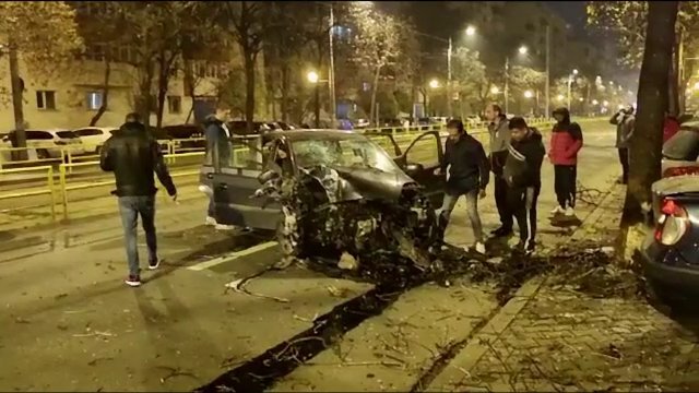 Un șofer de 39 de ani a intrat cu mașina într-un copac, în București. Pasagerul care îl însoțea a fost transportat la spital