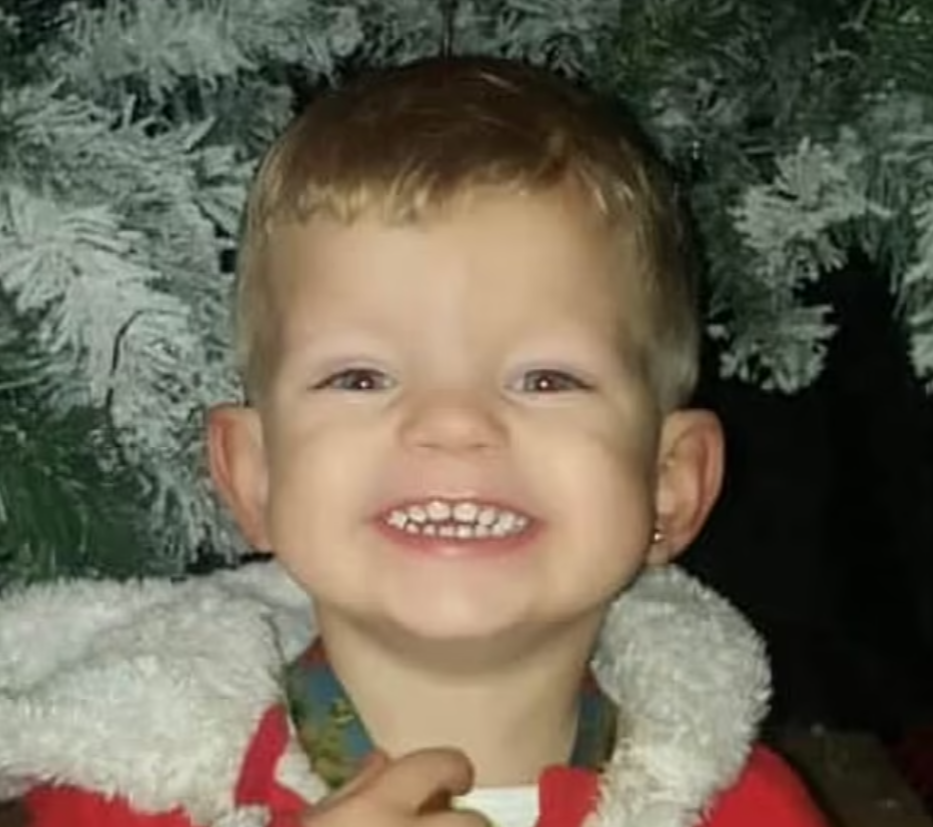 Un băiețel s-a stins în brațele părinților după ce a înghițit o pioneză. „Și-a dat ultima suflare în timp ce îl îmbrățișam”