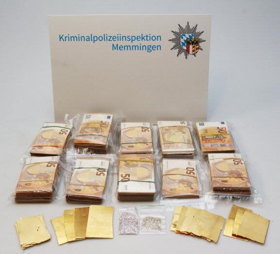 Descoperire uriașă a polițiștilor germani când au oprit un cuplu la graniță. Aur de zeci de mii de euro, ascuns în șosete