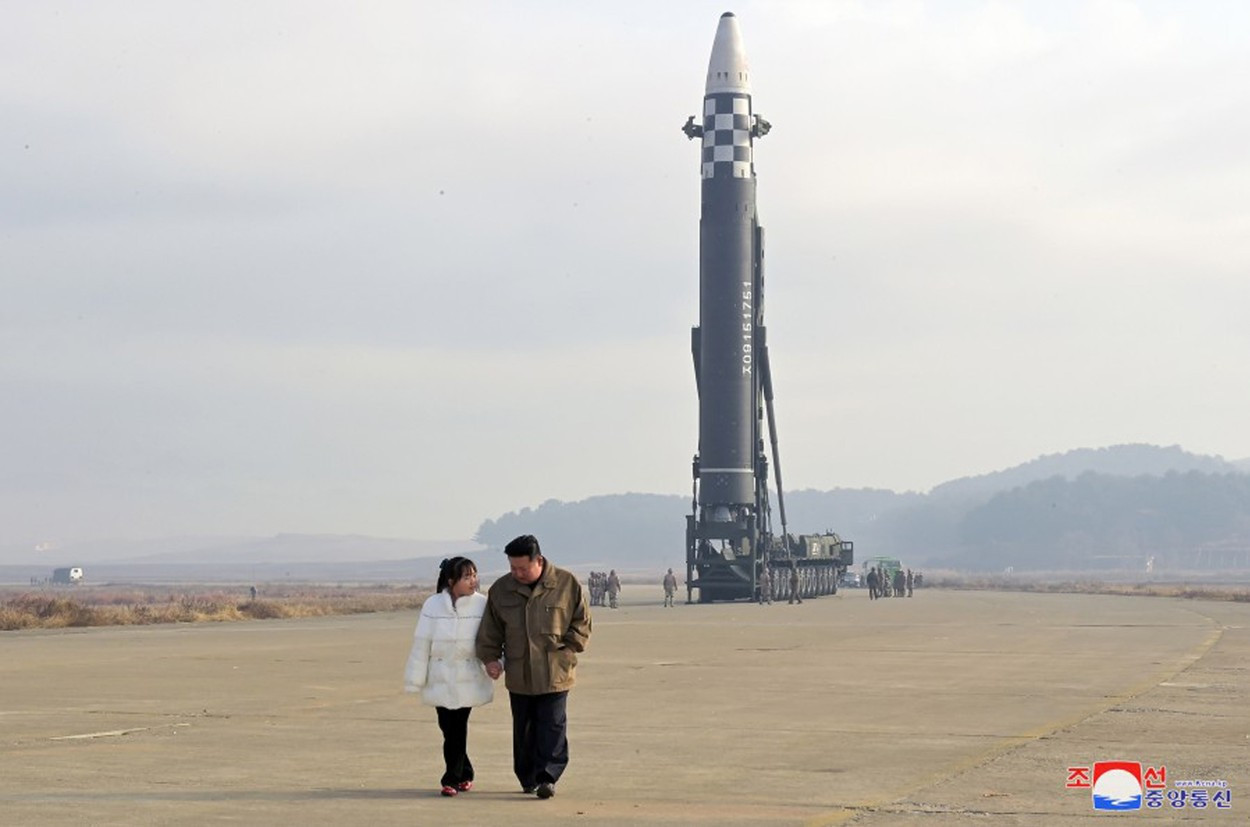 Kim Jong-un a lansat „cea mai puternică armă strategică din lume”. „Racheta monstru” poate ajunge până în SUA. GALERIE FOTO