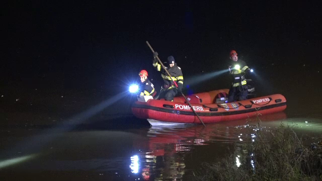 Un băiat de 15 ani este căutat de pompieri după ce a căzut în râul Mureș