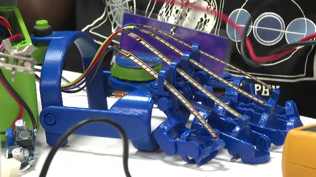 Câțiva studenți români au creat mănușa bionică conectată la telefonul mobil. La ce și pe cine ajută