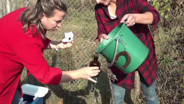 Români obligați să bea din fântâni apă otrăvită cu bacterii și fecale. ”Nu avem altă variantă”