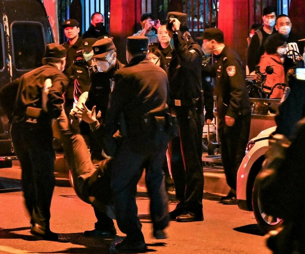 Anarhie în China. Jurnalist BBC, bătut de poliție și arestat „pentru binele său” în timpul protestelor