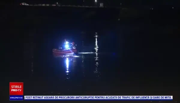 Un băiat de 15 ani este căutat de pompieri după ce a căzut în râul Mureș