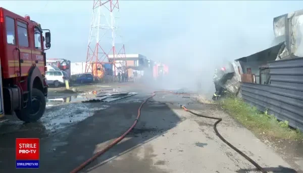 O hală din Brașov a fost distrusă de un incendiu. Proprietarul era înăuntru când a pornit focul