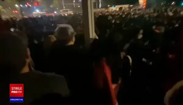 Anarhie în China. Jurnalist BBC, bătut de poliție și arestat „pentru binele său” în timpul protestelor