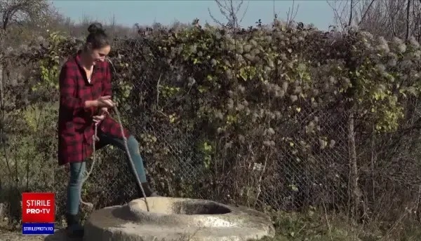 Români obligați să bea din fântâni apă otrăvită cu bacterii și fecale. ”Nu avem altă variantă”