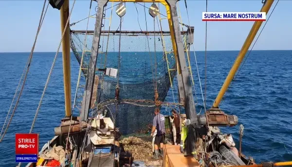 Pescarii vor aduna gunoaiele din Marea Neagră. Fond de 3,5 milioane de euro pentru cei care vor face asta