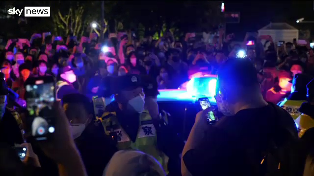 Polițiștii din China au ieșit în număr mare pe străzi pentru a descuraja populația să protesteze față de măsurile anti Covid