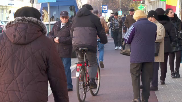 Pietonii din Bistrița, obligați să facă slalom printre cicliști după înlocuirea trotuarelor cu piste pentru biciclete