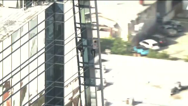 Un american a fost arestat după ce s-a cățărat pe cea mai înaltă clădire din Los Angeles | Video