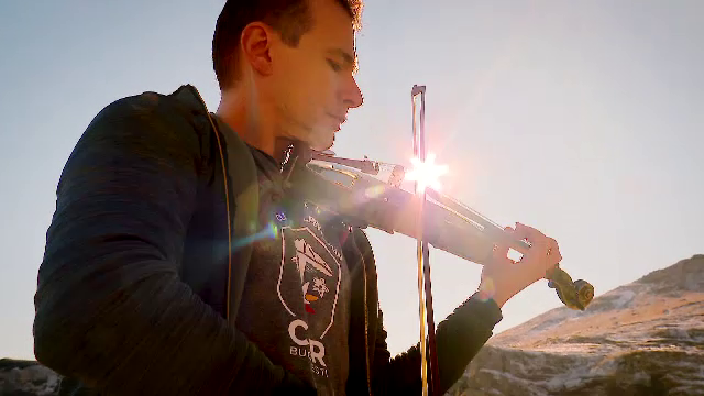 Povestea lui Alexandru Tomescu, violonistul român care aduce muzica marilor clasici în munții Bucegi