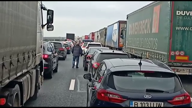 Cozi kilometrice de mașini în vămile din vestul țării. Mulți români petrec mini-vacanța în Budapesta sau Viena