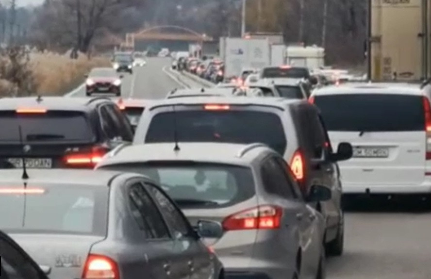A început vacanța de 1 decembrie, iar traficul este un coșmar. Ce îi așteaptă pe turiști la destinație
