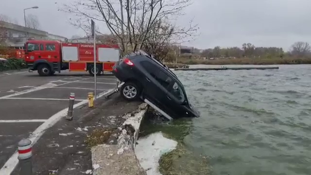 Surpriză neplăcută pentru o șoferiță din Constanța. Mașina lăsată neasigurată a plonjat cu botul într-un lac