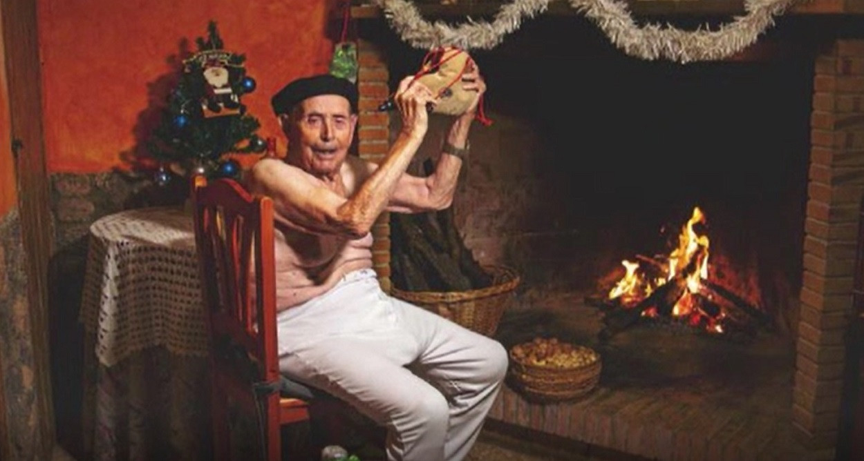 Locuitorii unui sat din Spania au pozat nud pentru un calendar umanitar. Un bătrân de 100 de ani, printre "modele"