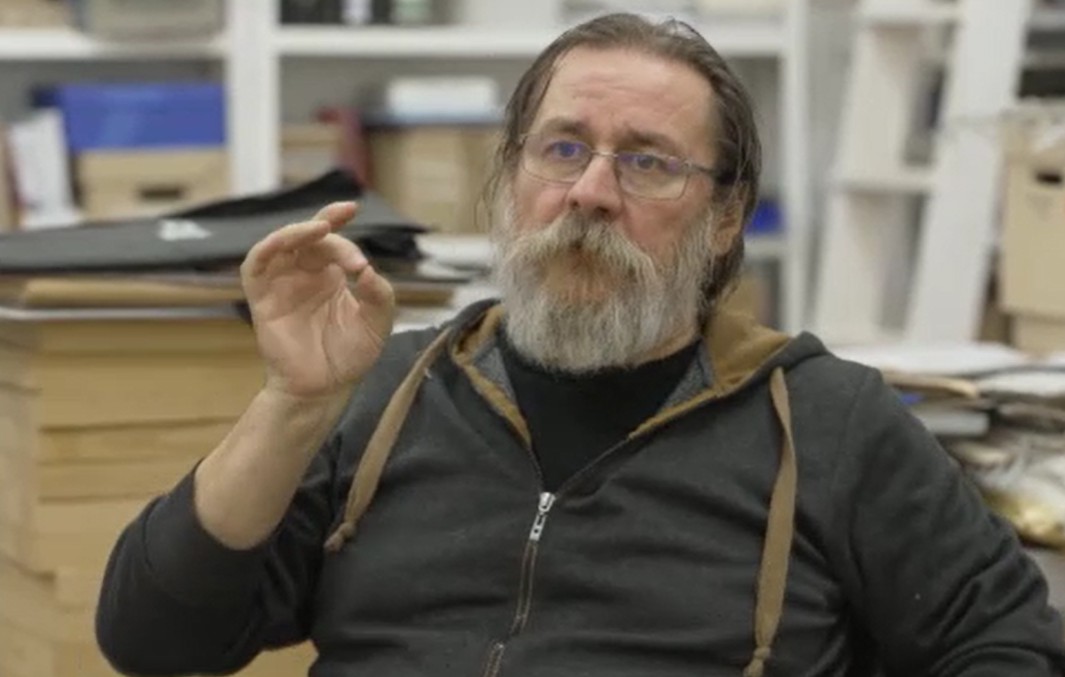 Povestea artistului Dan Perjovschi. Locuiește în Sibiu şi expune opere de artă pe toate continentele