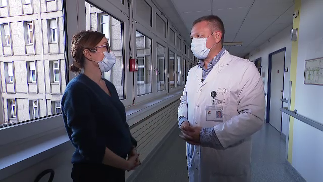 Povestea chirurgului român care a emigrat în Franța și a ajuns să fie printre puținii medici care operează asistat de robot