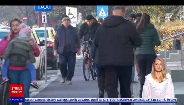 Pietonii din Bistrița, obligați să facă slalom printre cicliști după înlocuirea trotuarelor cu piste pentru biciclete