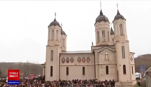 Peste 10.000 de oameni se roagă la Peștera Sfântului Andrei. Slujba a fost oficiată de preoți români, dar și greci și bulgari