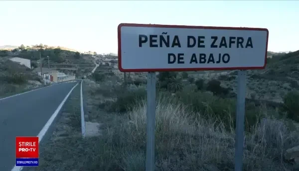 Locuitorii unui sat din Spania au pozat nud pentru un calendar umanitar.Un bătrân de 100 de ani, printre "modele"