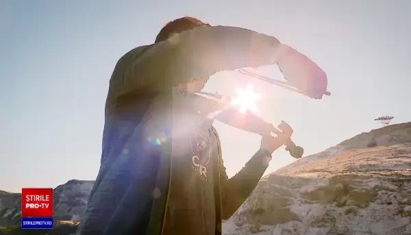 Povestea lui Alexandru Tomescu, violonistul român care aduce muzica marilor clasici în munții Bucegi