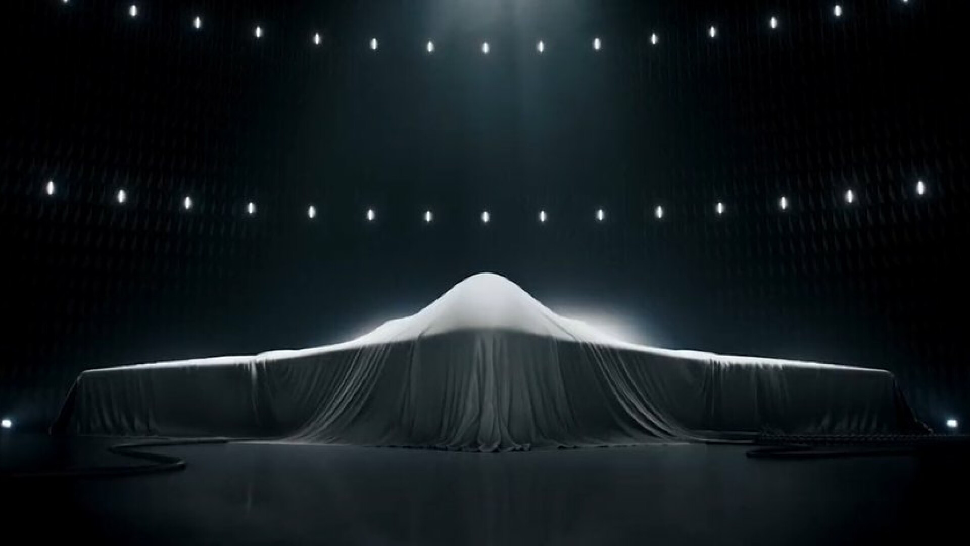 Americanii prezintă cel mai nou și cel mai performant bombardier. B-21 va fi în vârful generațiilor noi de avione