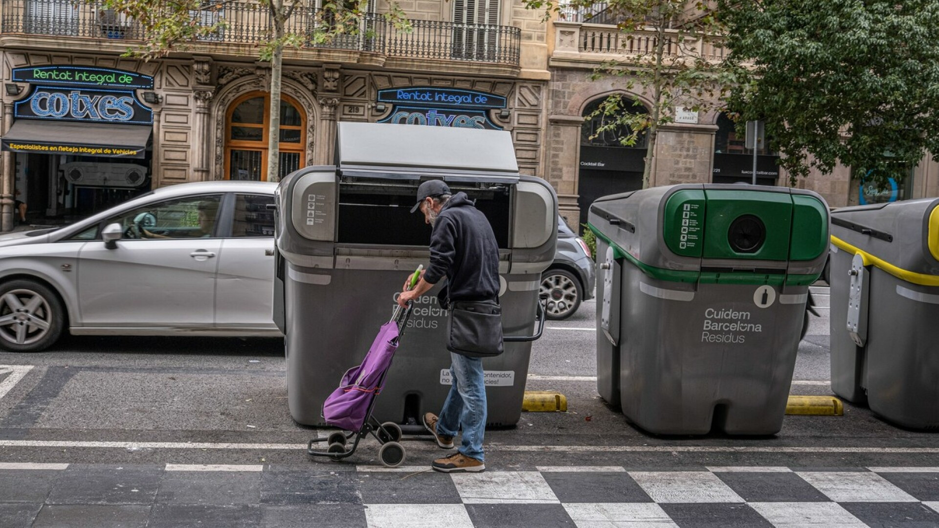 Un român care căuta în gunoaie în Barcelona a găsit o valiză într-o pubelă. A avut un șoc când a deschis-o