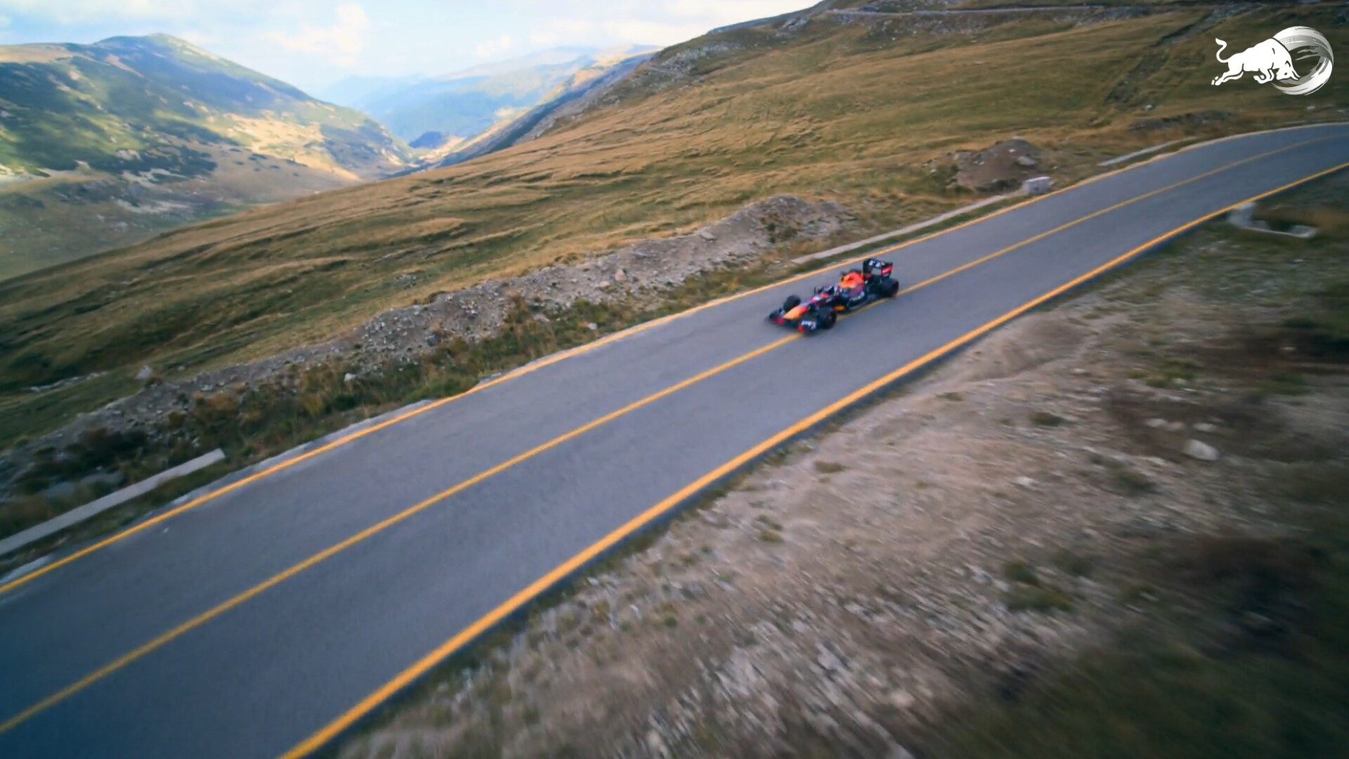 Cadoul făcut de Red Bull României de Ziua Națională: Un monopost F1 s-a distrat pe Transalpina – VIDEO