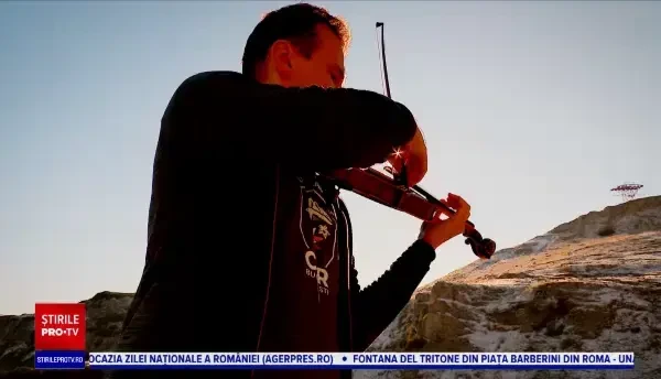 Povestea lui Alexandru Tomescu, violonistul român care aduce muzica marilor clasici în munții Bucegi