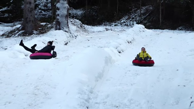 Turiștii au găsit zăpadă în stațiunile montane din țară unde s-au dat cu sania sau pe patinoar