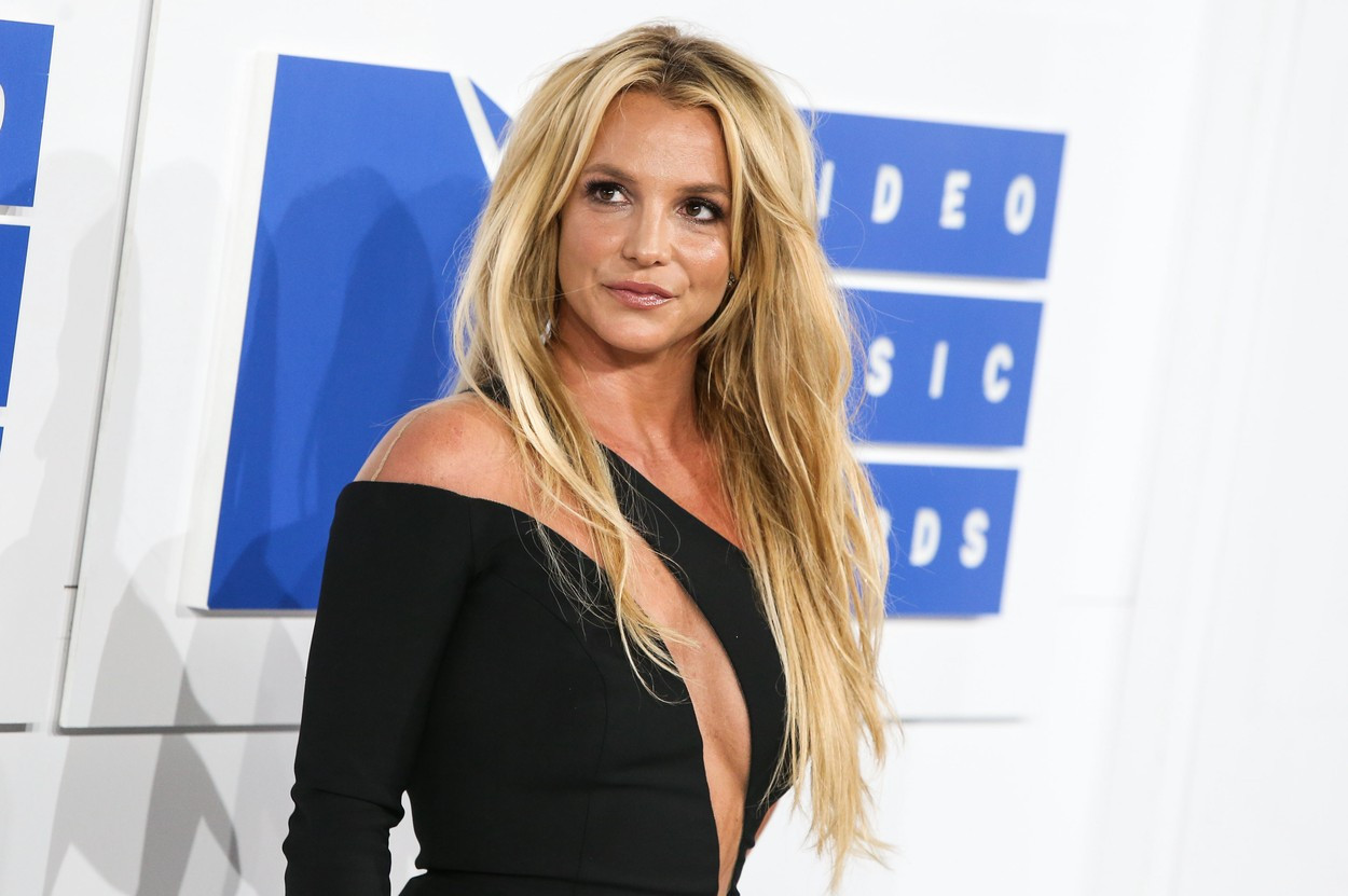 Britney Spears a fost lovită de bodyguardul unui baschetbalist cunoscut. Artista a căzut la pământ