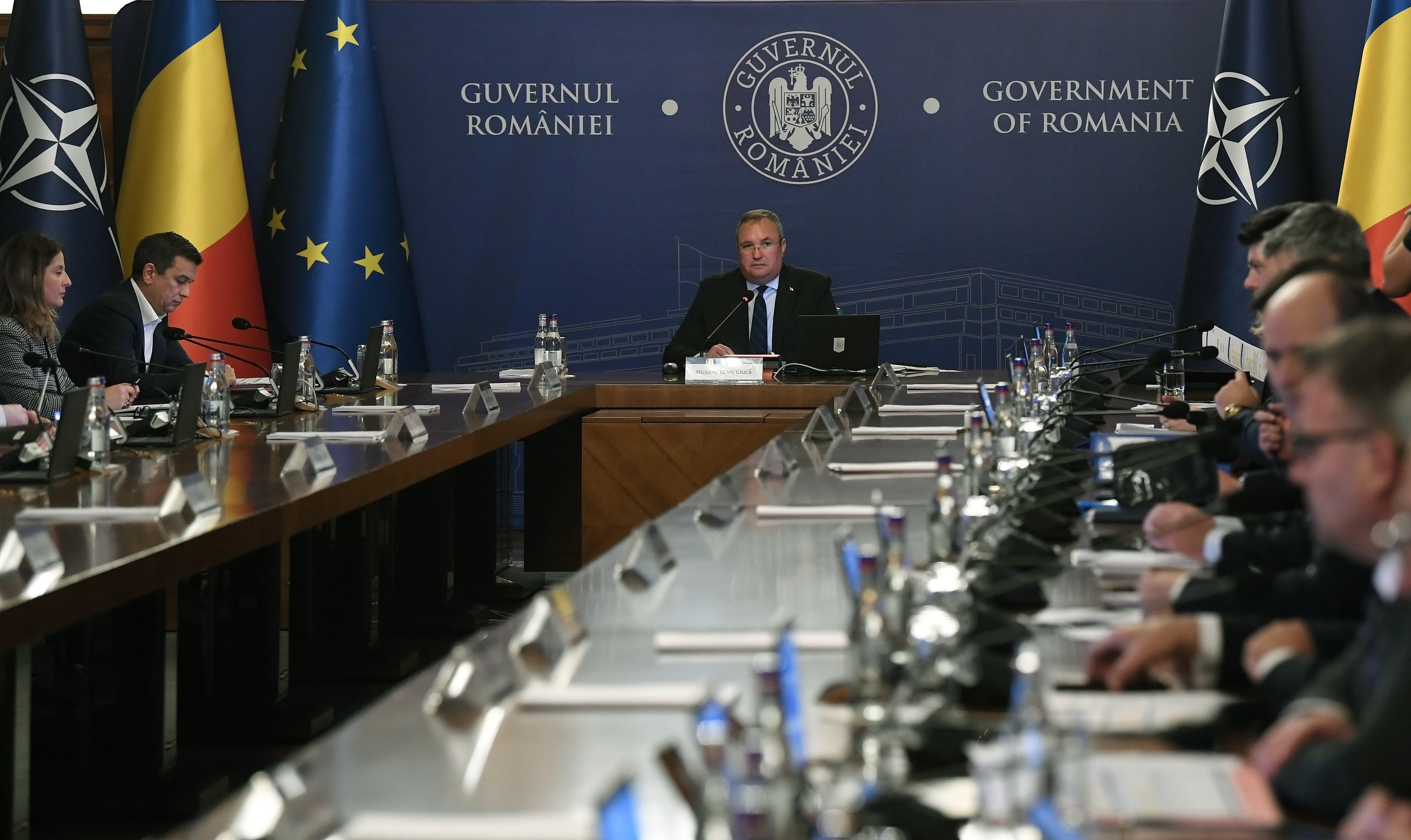 Oficial, nu este ”gaură” la buget. Însă ministerele vor renunța la banii pentru deplasări, achiziții și ore suplimentare