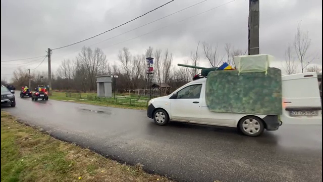 Paradă neobișnuită într-o comună din județul Olt. Oamenii au înlocuit tancurile și militarii cu șarete, cai și ATV-uri