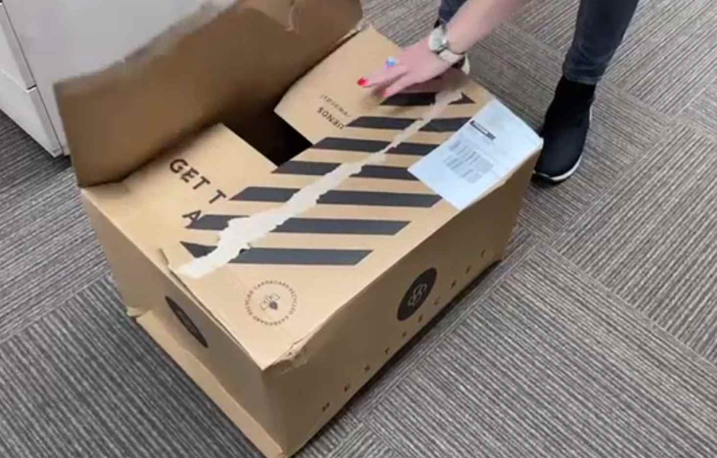 Comisia Europeană cere folosirea ambalajelor reutilizabile la livrări. Tone de ambalaje ajung la gunoi, de sărbători