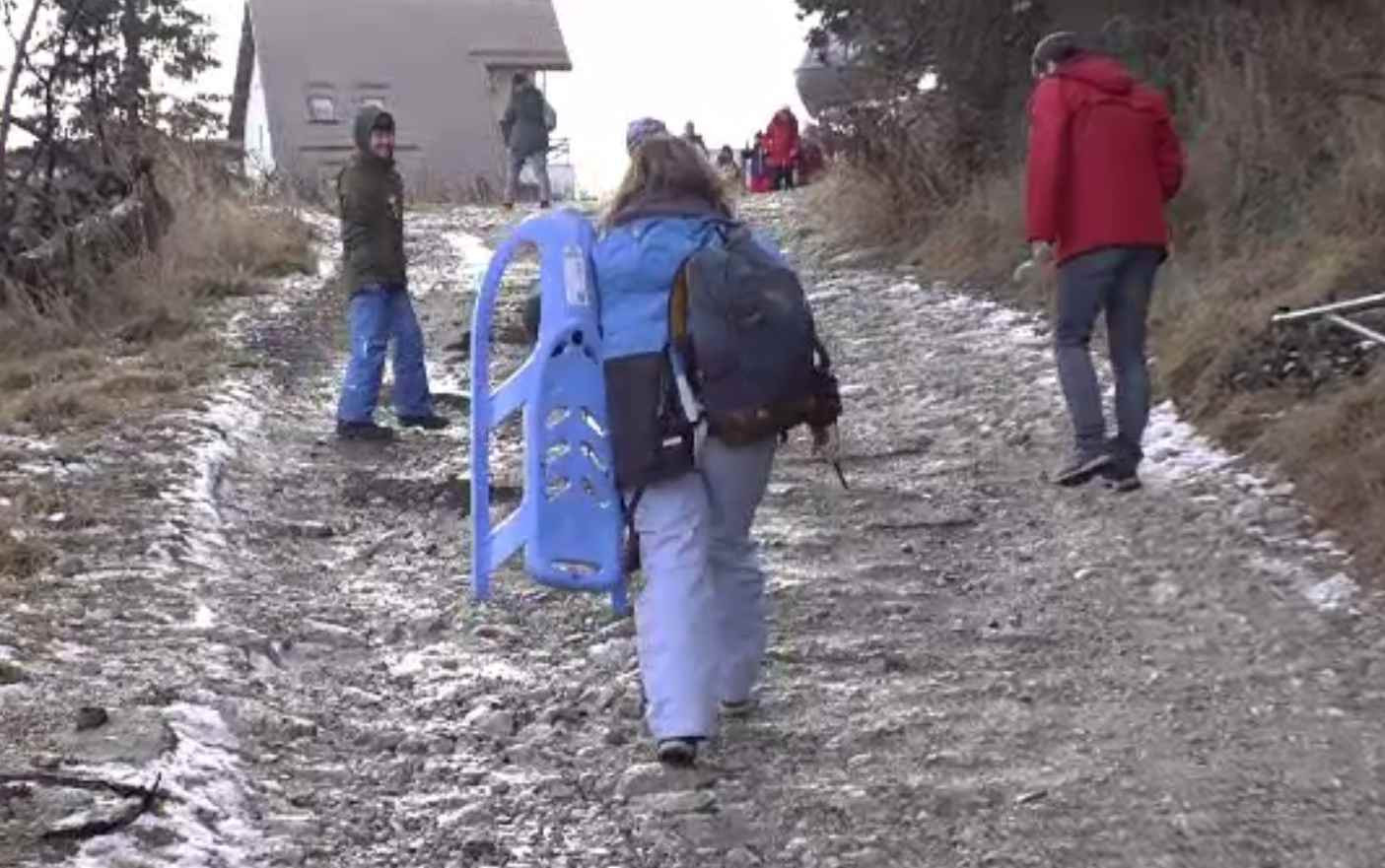 Se schiază la Păltiniș, iar la Sinaia e forfotă în oraș pentru că nu e zăpadă. Turiștii se delectează cu mâncăruri alese