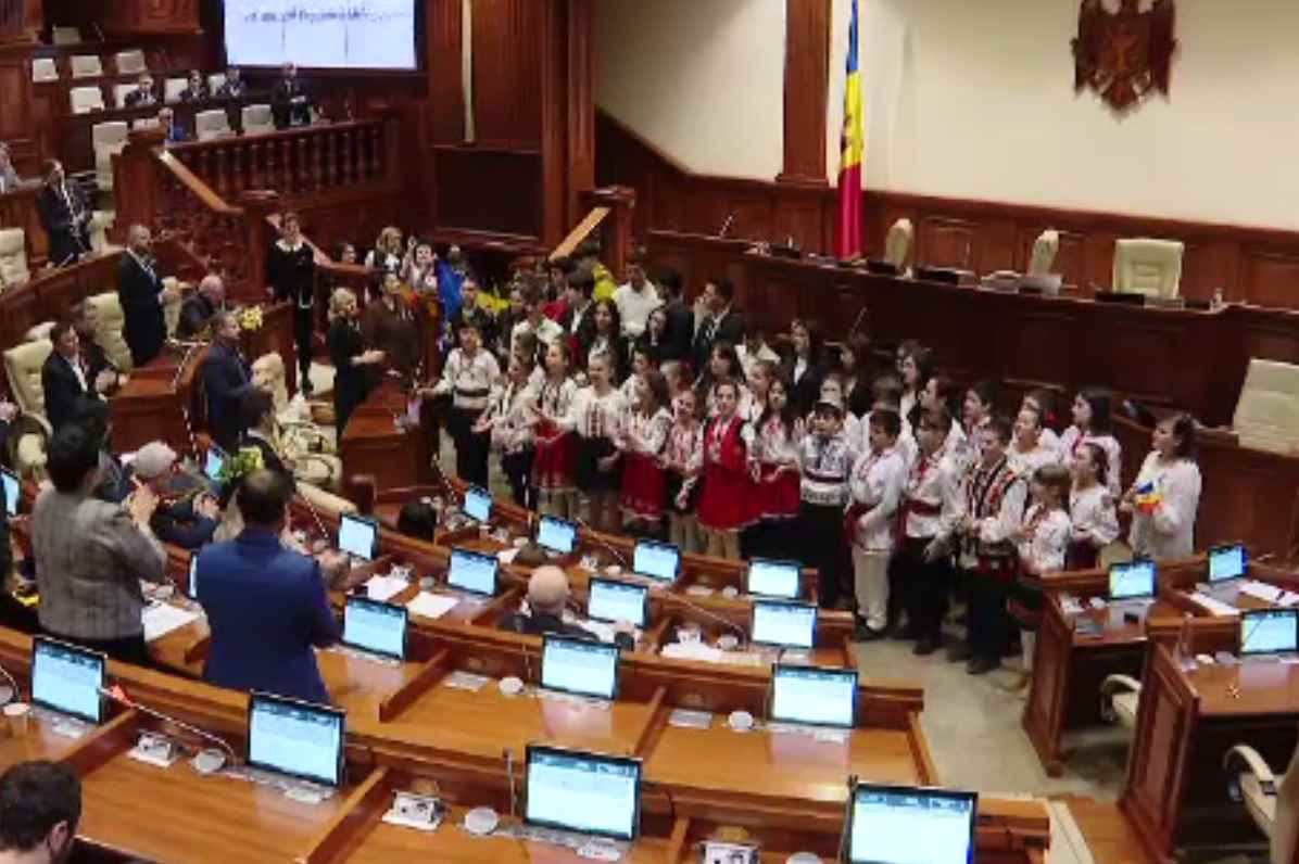 Copiii moldoveni au cerut unirea cu România în parlament: „Jos vama de pe Prut''