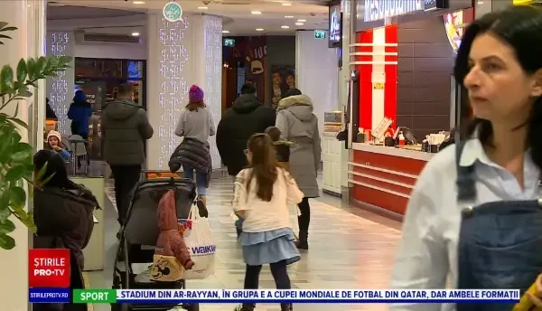 Mulți români au petrecut Ziua Națională la mall. Ce au mâncat în loc de mâncare tradițională