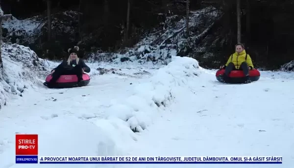 Turiștii au găsit zăpadă în stațiunile montane din țară unde s-au dat cu sania sau pe patinoar