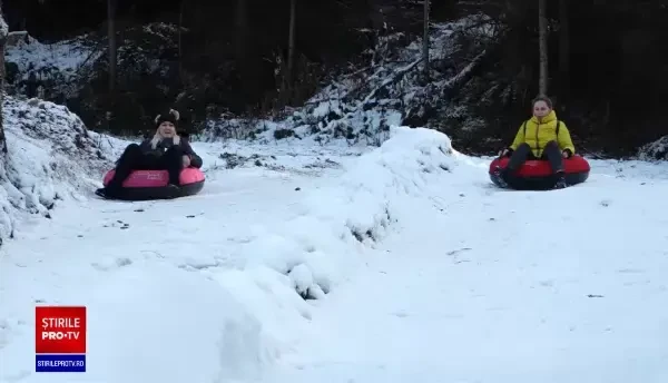 Turiștii au găsit zăpadă în stațiunile montane din țară unde s-au dat cu sania sau pe patinoar